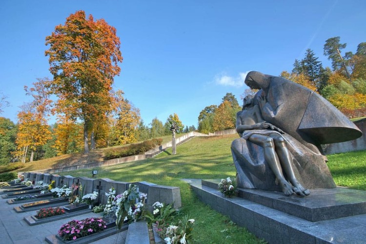 cemetery in Antakalnis. Monument for January 13th victims.