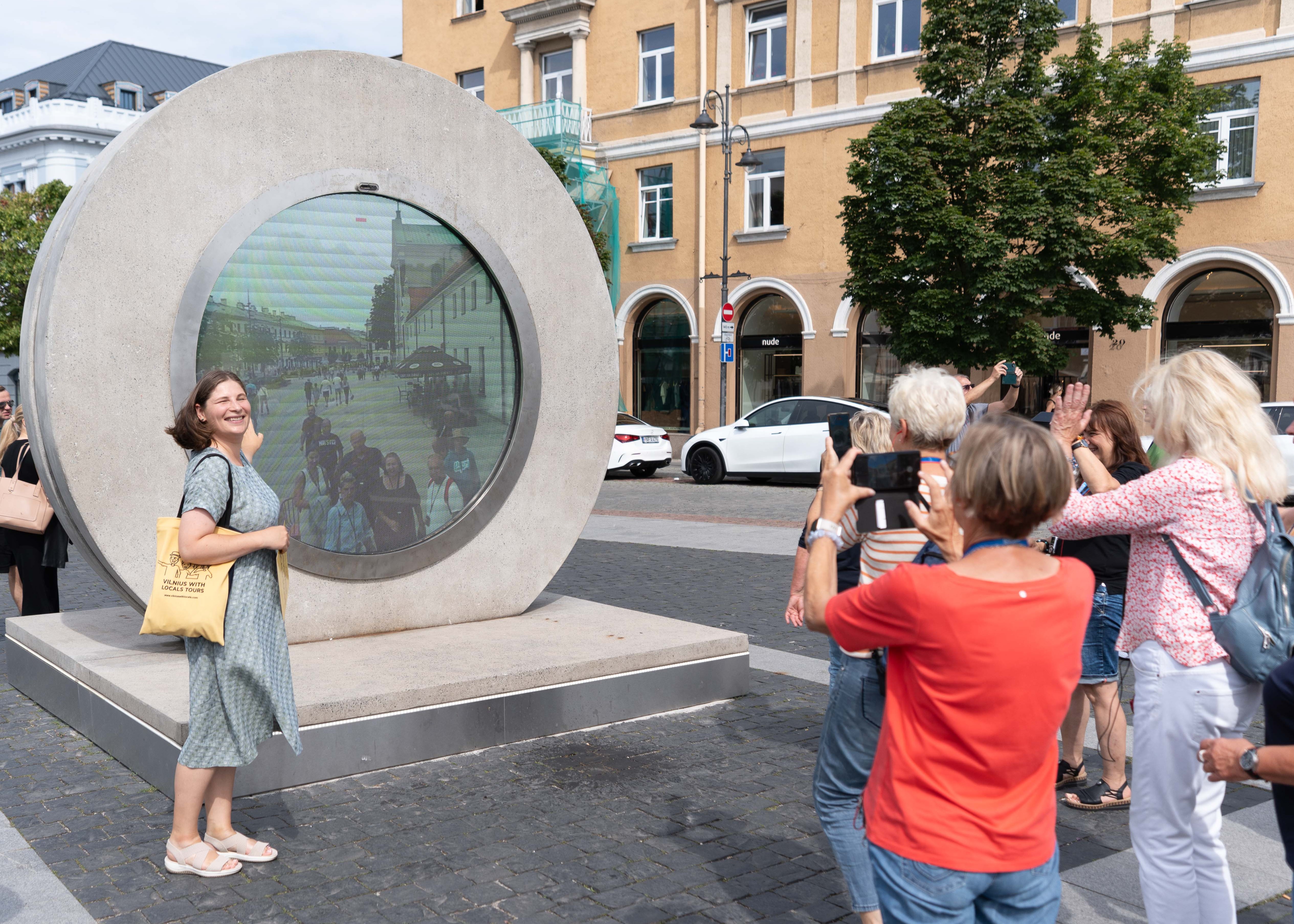 guide vilnius people making photos summer