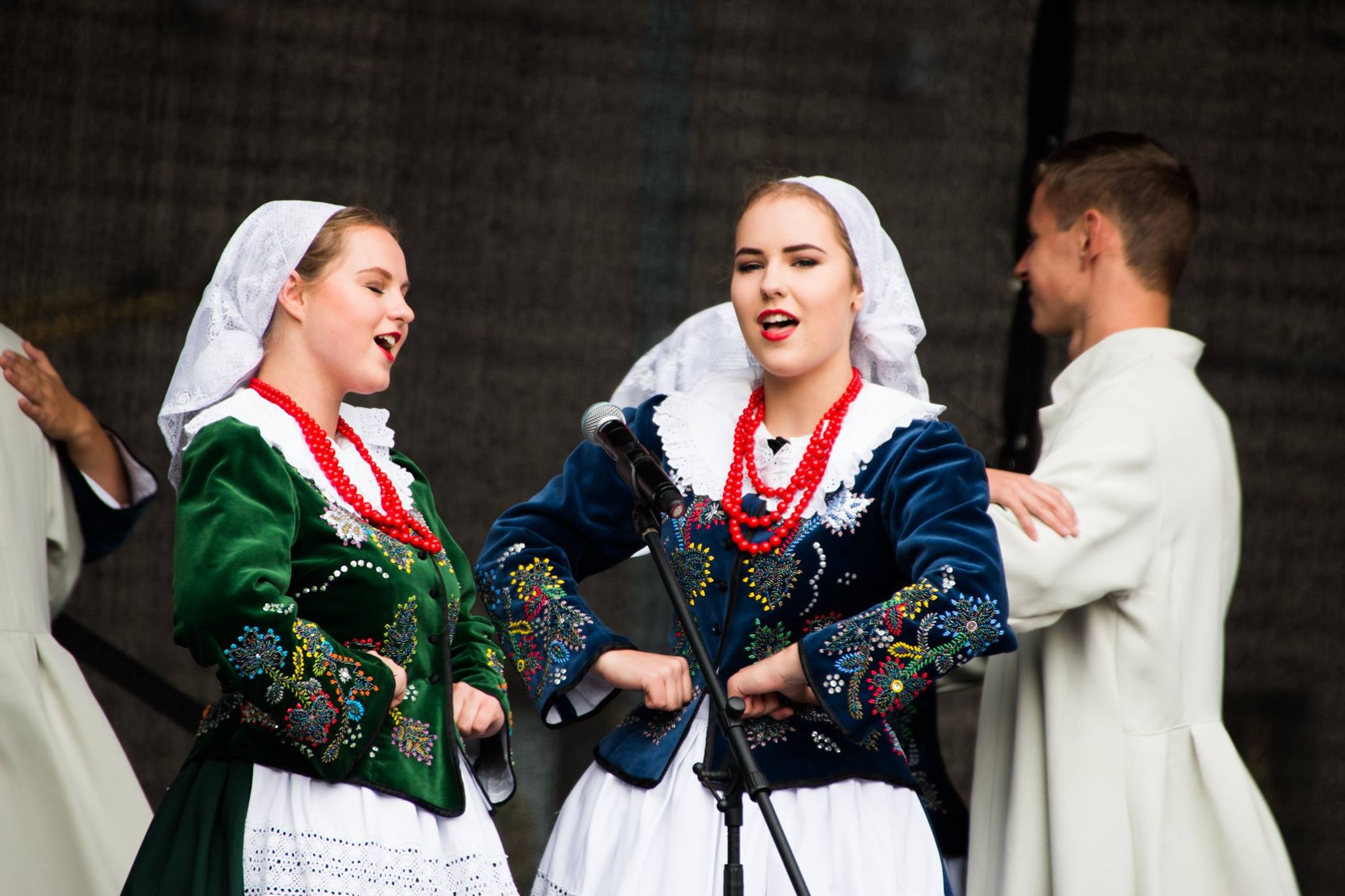 girls in traditional clothes singing vilnius